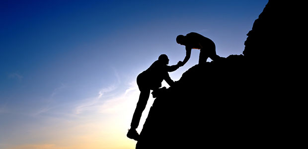 Teamwork-Climbing-Mountain